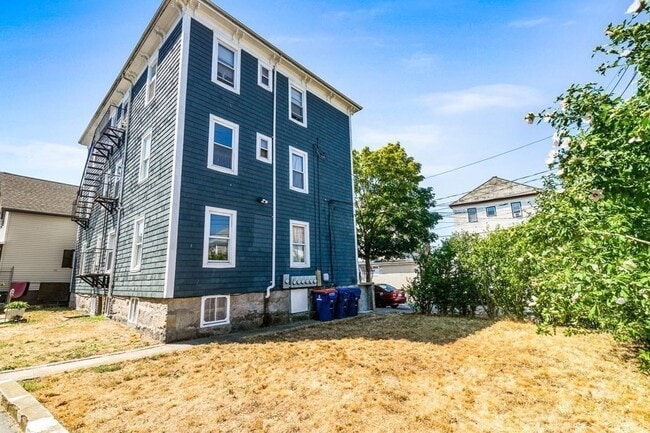 Foto del edificio - 8 Acushnet Ave