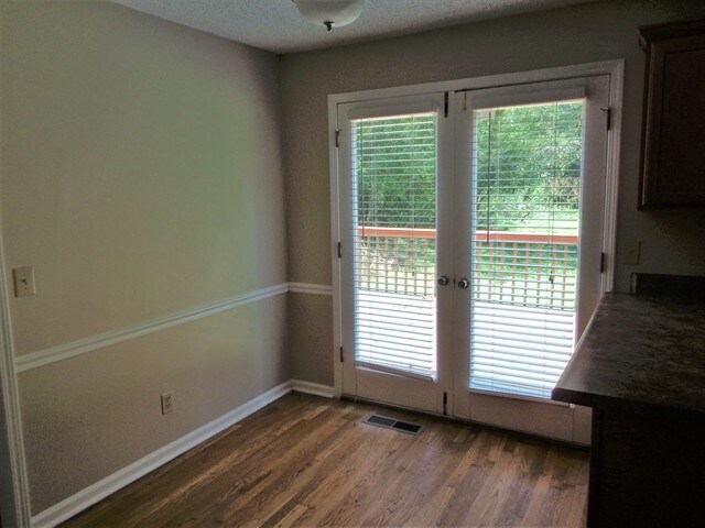 Foto del edificio - 381 Meadow Drive
