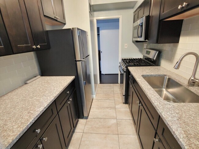 Foto del edificio - Updated Lakeview High Rise 2 Bedroom