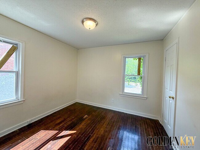 Foto del edificio - Eastside Remodeled 3 bedroom home near 8 M...