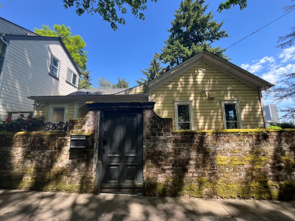 Foto principal - Charming 3 Bed 3.5 Bath home in Southwest ...