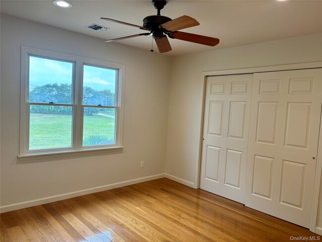 Foto del edificio - 335 Herricks Ln