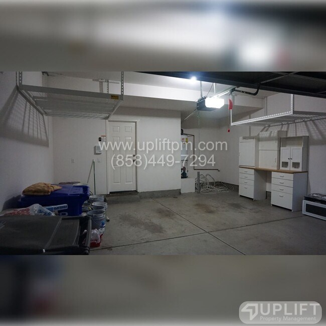 Building Photo - 2 Bed, 3 Bath Townhome Near Parks, Shoppin...