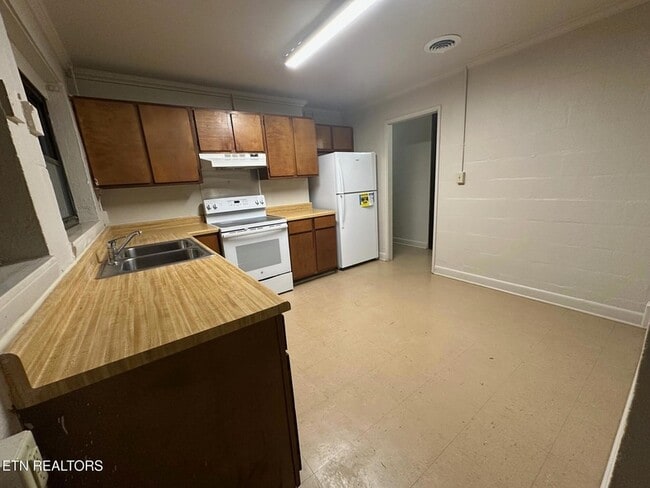 Building Photo - 706 Jay St