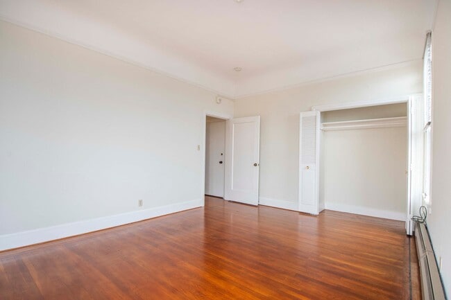 Building Photo - Bright Top Floor 1 Bedroom | Prime Marina ...