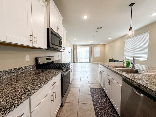 Foto del edificio - 40523 W Shaver Dr