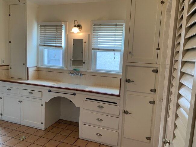 Building Photo - 631 N Gardner St