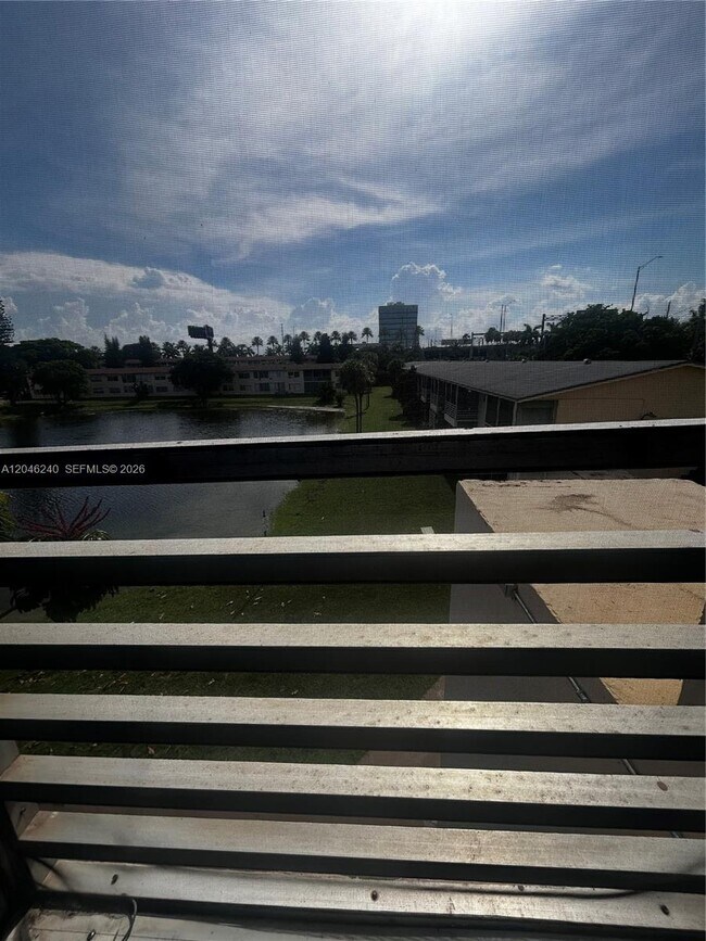 Foto del edificio - 2880 NE 203rd St