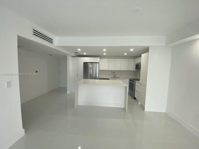 Building Photo - 2 bedroom in Sunny Isles Beach FL 33160