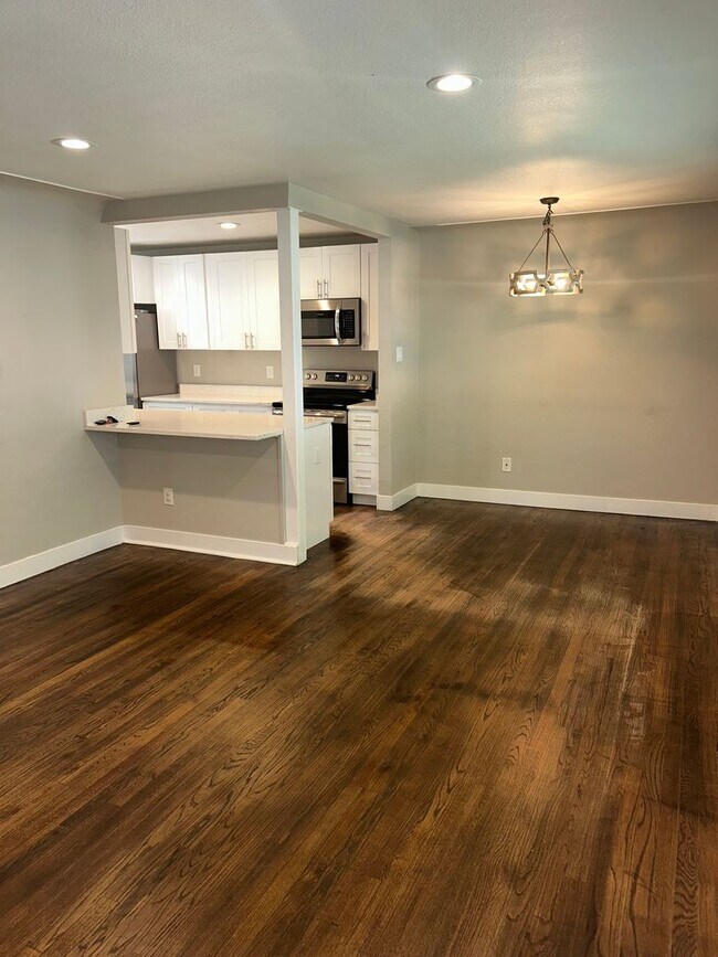 Foto del edificio - Updated 4 Bed Home with Finished Basement, Central A/C & Fenced Yard in Lakewood!
