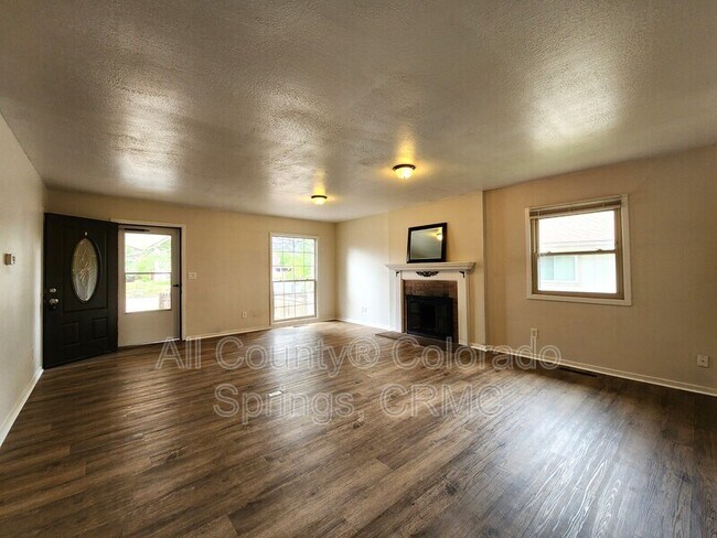 Foto del edificio - 2145 Broadmoor Rd Cir