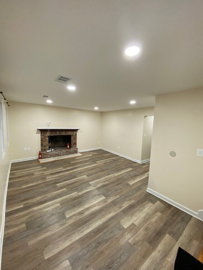 Building Photo - 9544 Elvis Ln