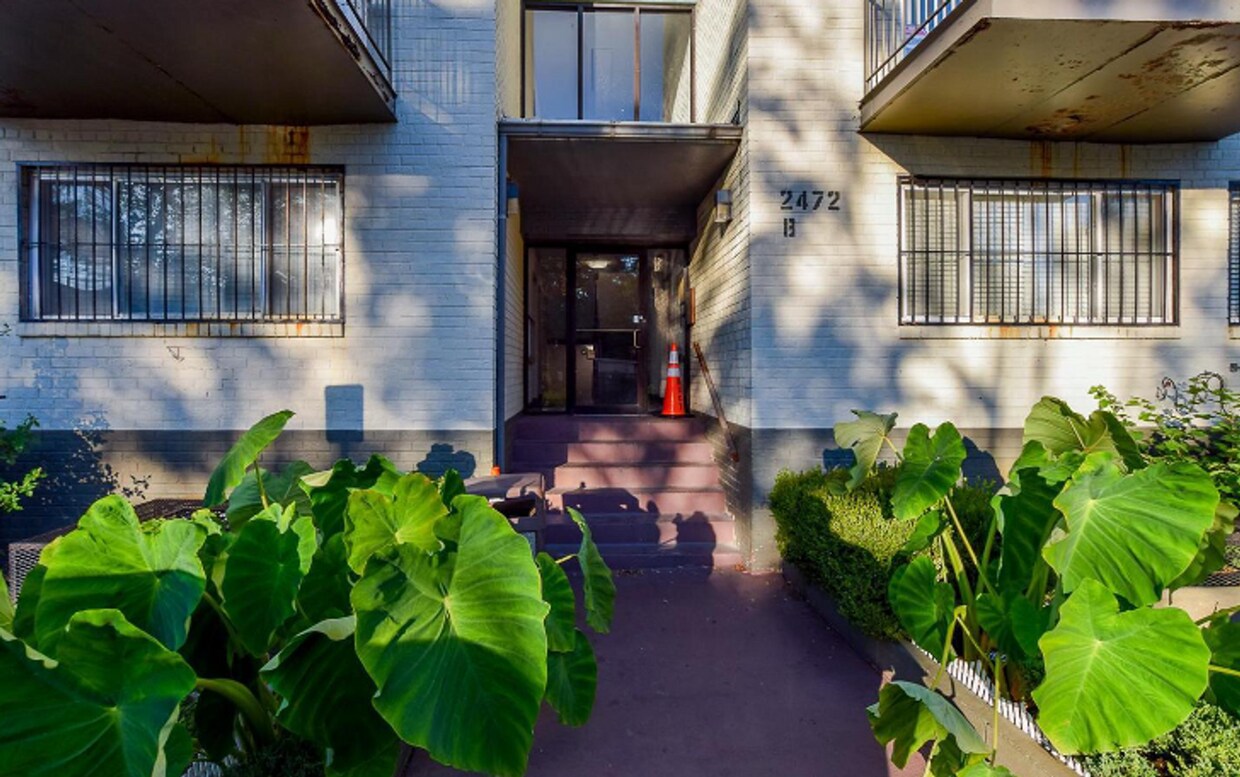 Foto principal - Renovated 3-Bedroom Apartment in Prime SE ...