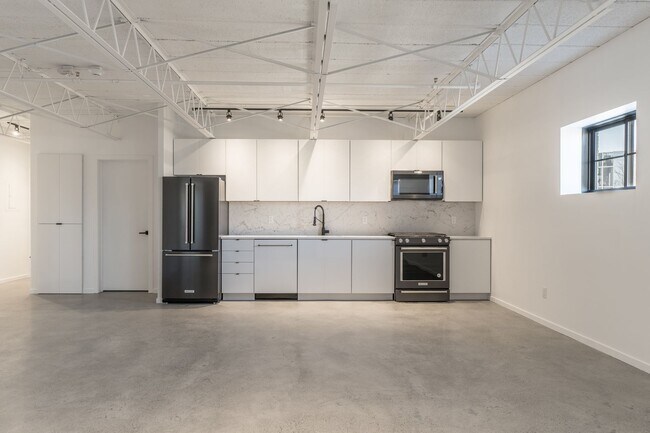 Foto del edificio - Industrial 1 BD near Warren St!
