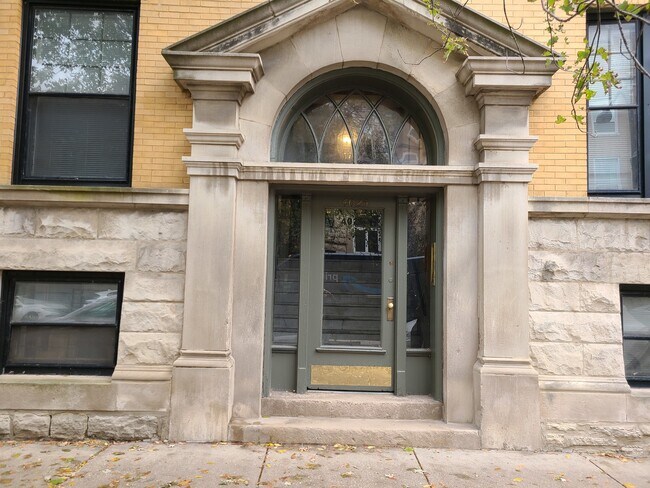 Foto del edificio - 4025 N Clarendon Ave