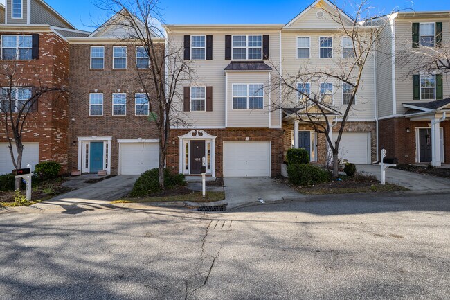 Building Photo - 402 Woodbark Ct