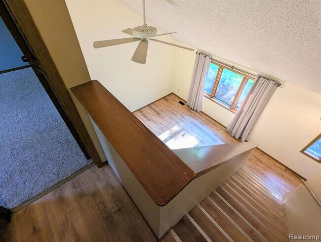 Foto del edificio - 2316 Crescent Lake Rd