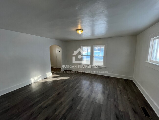 Building Photo - 1428 W 10th St