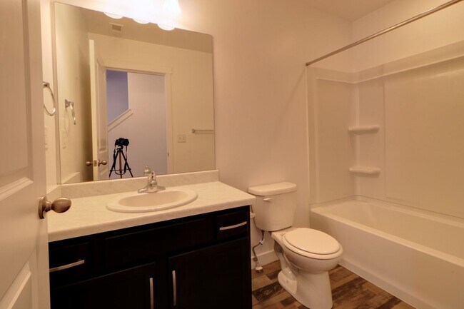 Building Photo - End Unit in Bluffdale