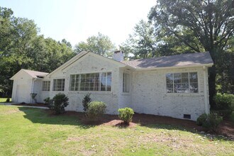 Building Photo - 1106 Martin St N