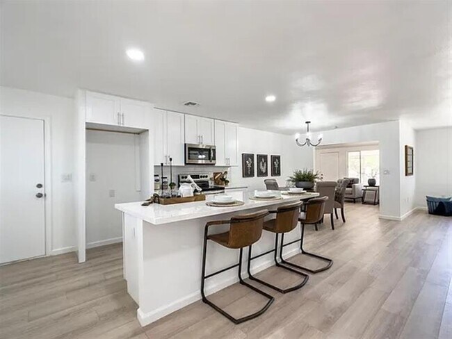 Building Photo - THIS IS A 55 PLUS COMMUNITY