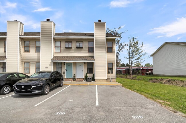 Building Photo - 206 Pine Shadow Dr