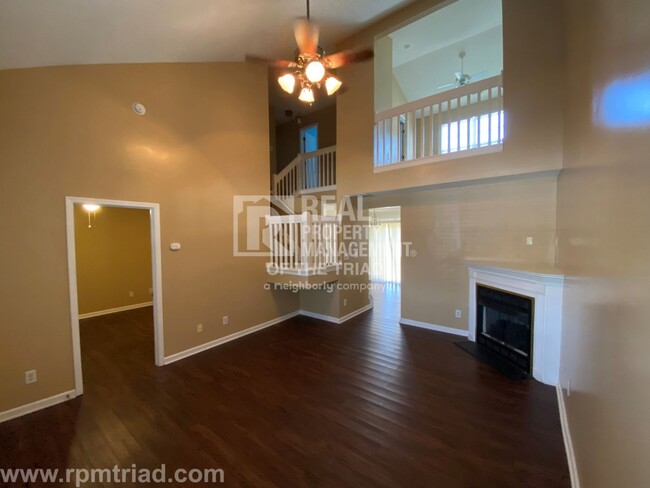 Building Photo - *Move In Special* Spacious 2BR/2.5BA End U...