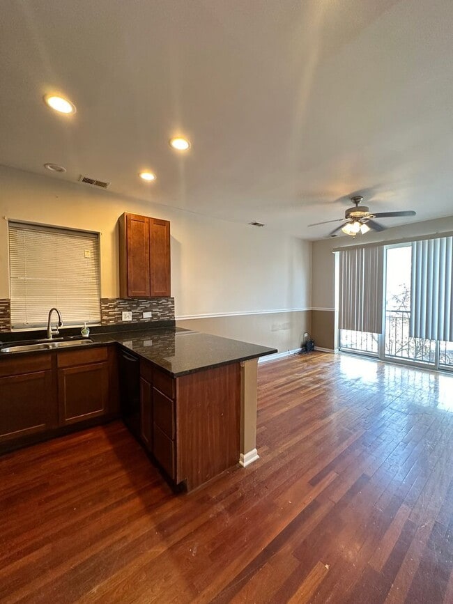 Foto del edificio - 7654 S Colfax Ave