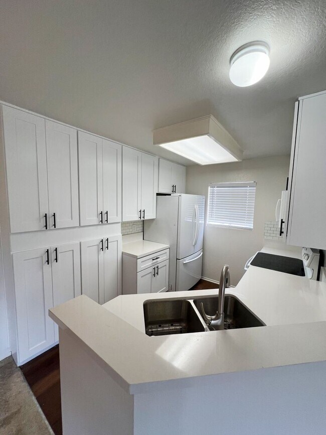 Building Photo - Newly Renovated Top Floor 2 Bed/2 Bath w/ ...