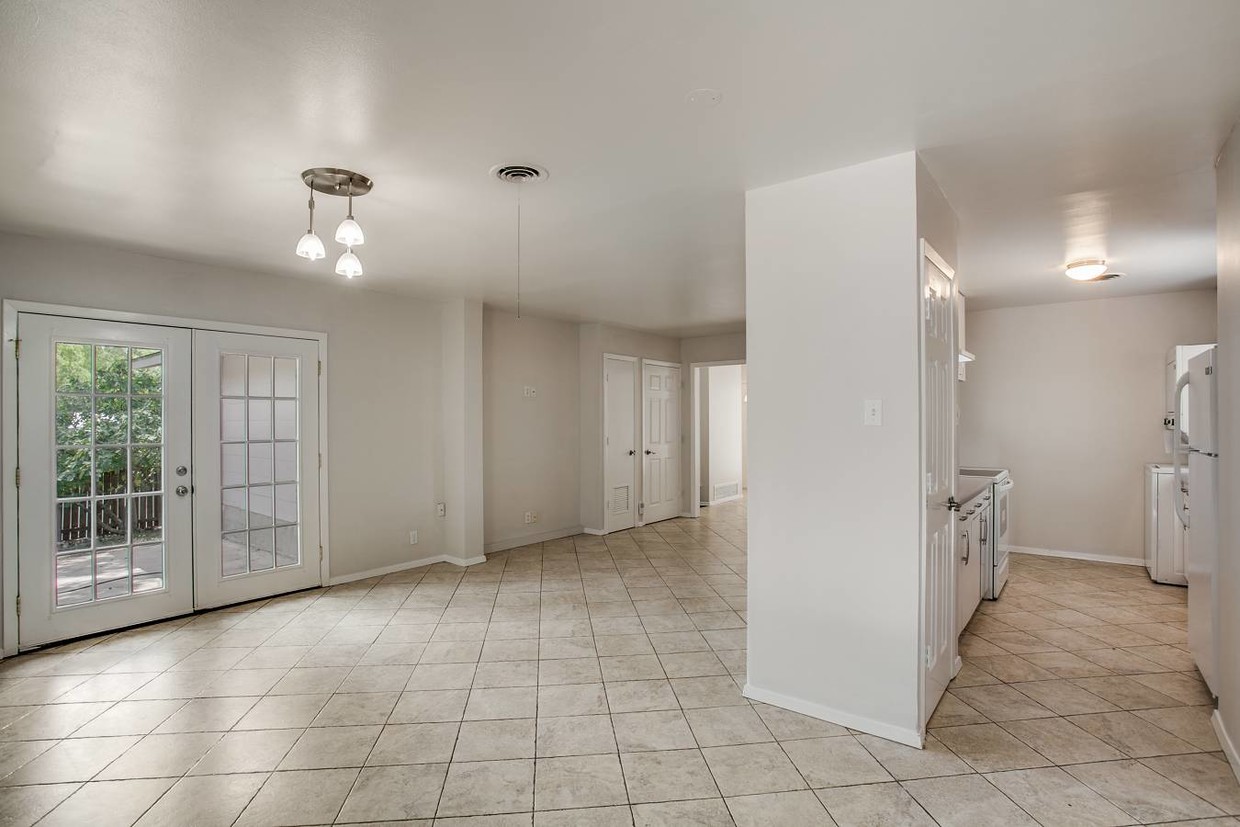 Primary Photo - 2125 E Lawndale Dr
