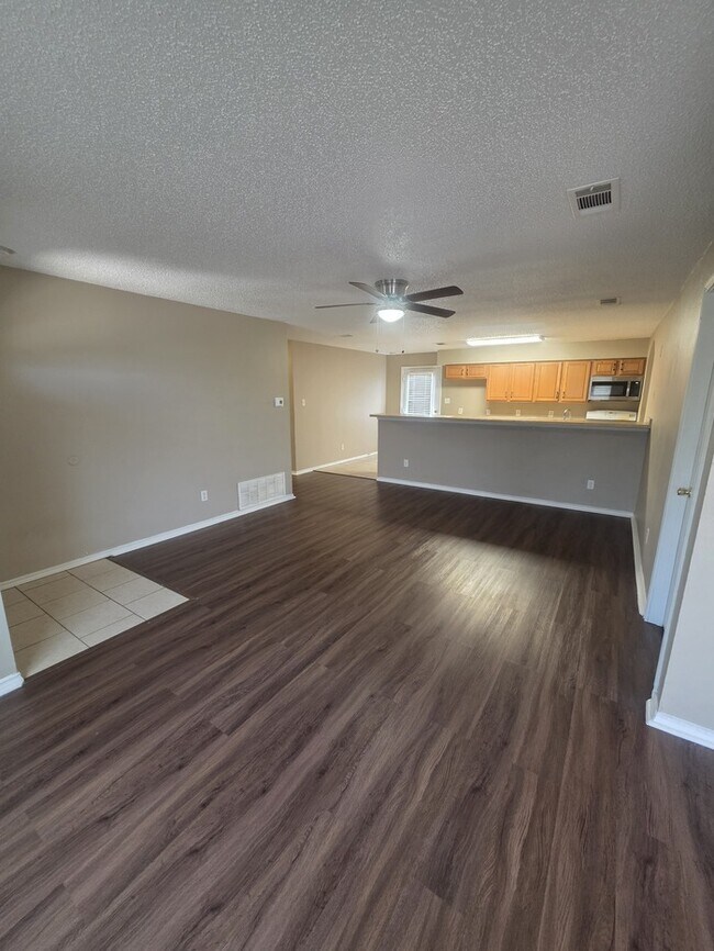 Foto del edificio - 4 bed 2 bath home
