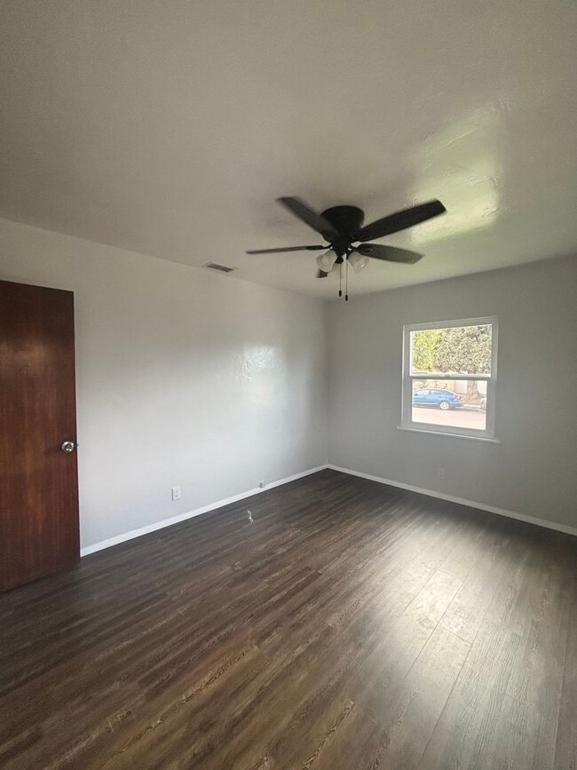 Building Photo - Spacious 3BR 1BA on 5th & I St! Large hous...