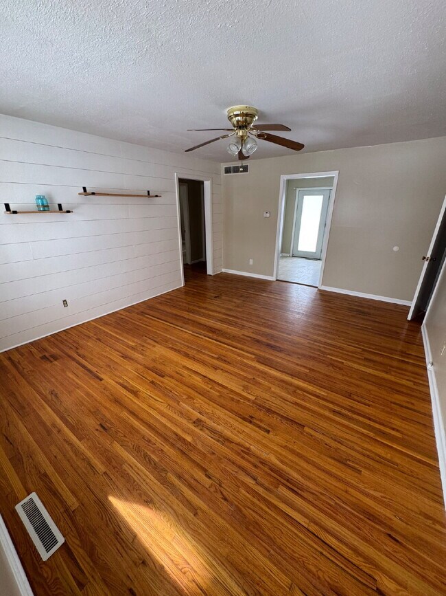 Building Photo - "Charming 2-Bedroom Retreat on South Walnut Street – Cozy Comfort Awaits in Wichita!"