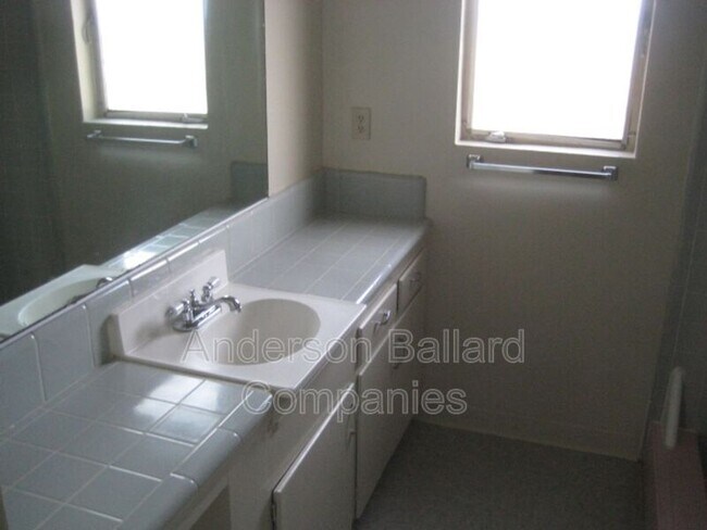 Building Photo - 7617 Comstock Ave