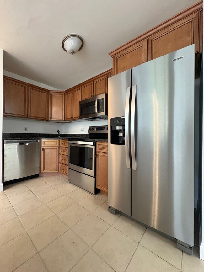 Building Photo - Completely updated 2 bed condo in desireab...