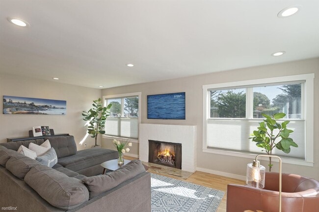 Building Photo - 3 br, 1 bath House - 3881 Pacific Gem