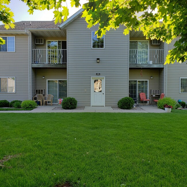 Building Photo - 495 Oak St