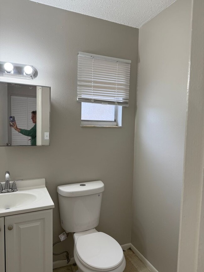 Building Photo - 2 bed one and half bath