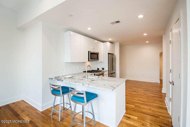 Building Photo - 209 Bond St