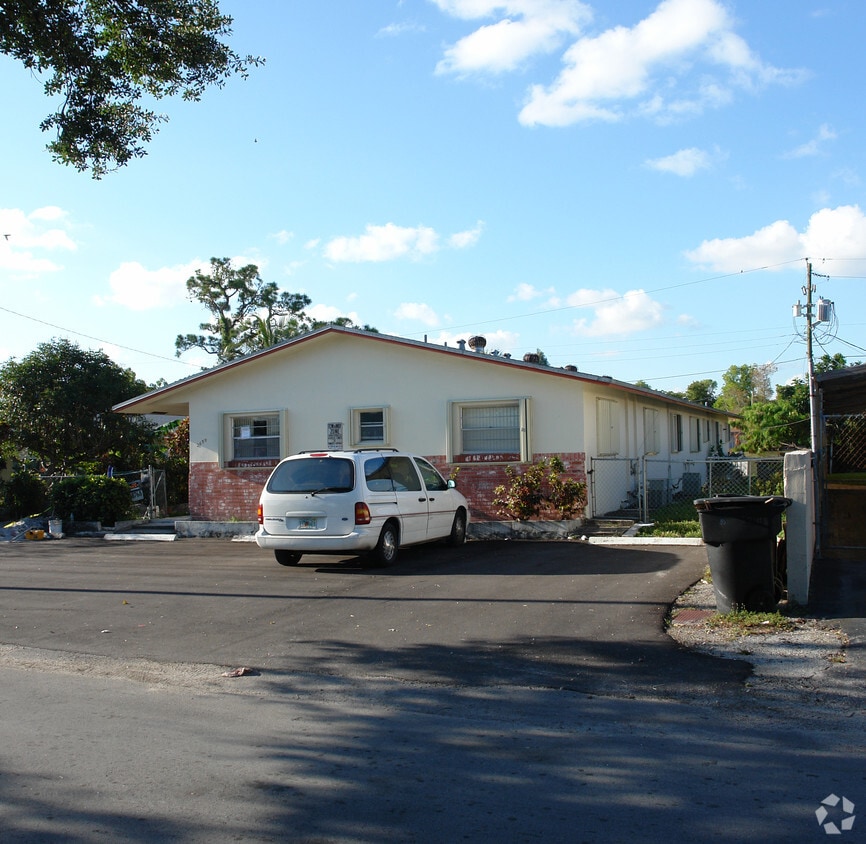 Primary Photo - 2650 SW 13th St