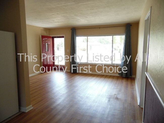 Foto del edificio - 10880 Village Green Ave