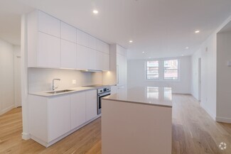Building Photo - 5530 Chem. de la Côte St Luc