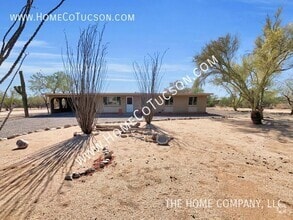 Building Photo - 8905 N Hickory Dr