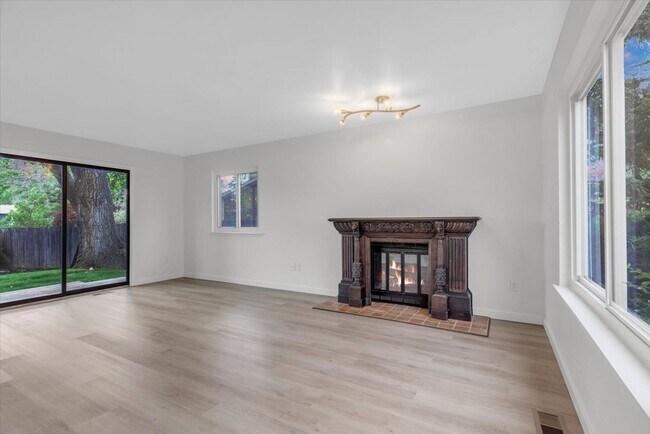 Foto del edificio - Beautifully updated 4-bed, 3-bath home in ...