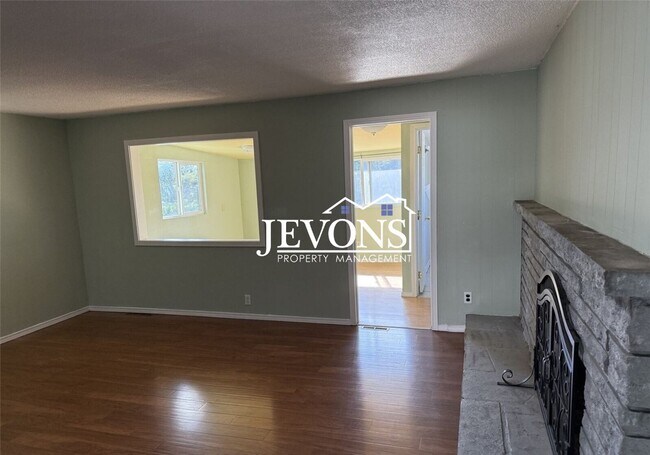 Building Photo - Spacious 5 bedroom home with two kitchens,...