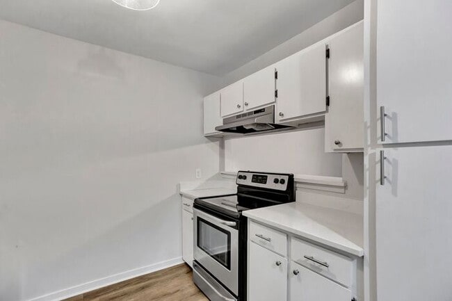 Building Photo - Welcome to your charming unit in West Ashley