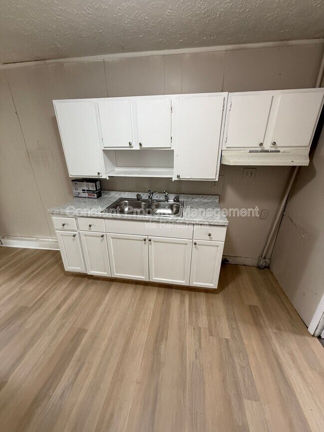 Foto del edificio - 616 W Poplar St