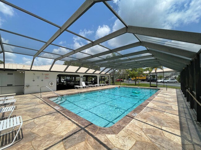 Foto del edificio - CENTRALLY LOCATED- UPDATED UNFURNISHED ANNUAL RENTAL