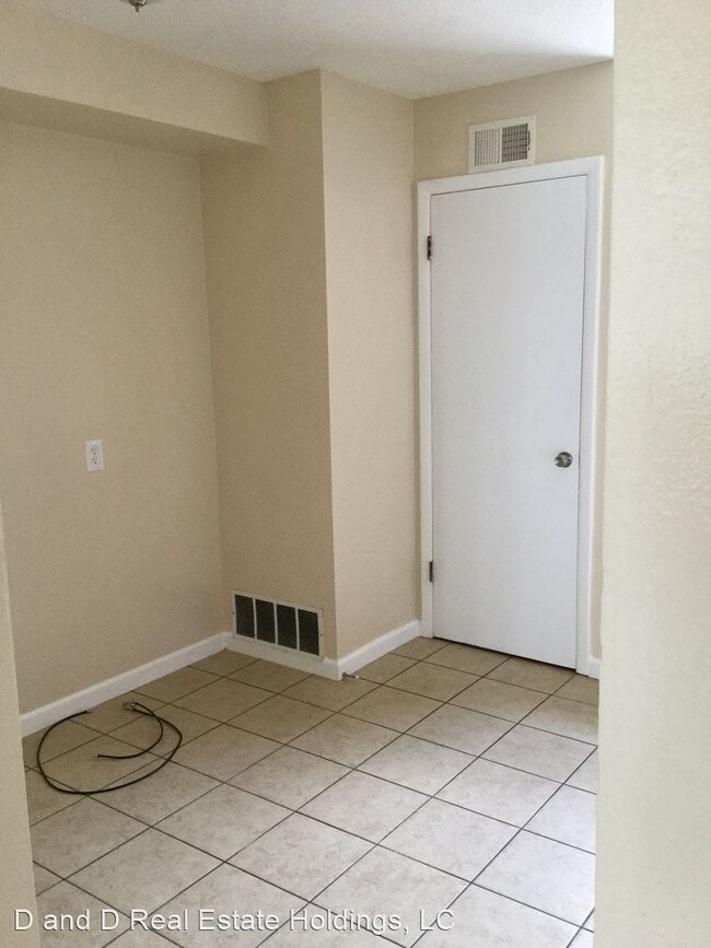 Building Photo - 2 br, 1 bath Apartment - 3311, 3321 and 33...