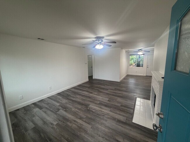 Building Photo - 3 Bedroom | 1 Bathroom | Home in Sacramento